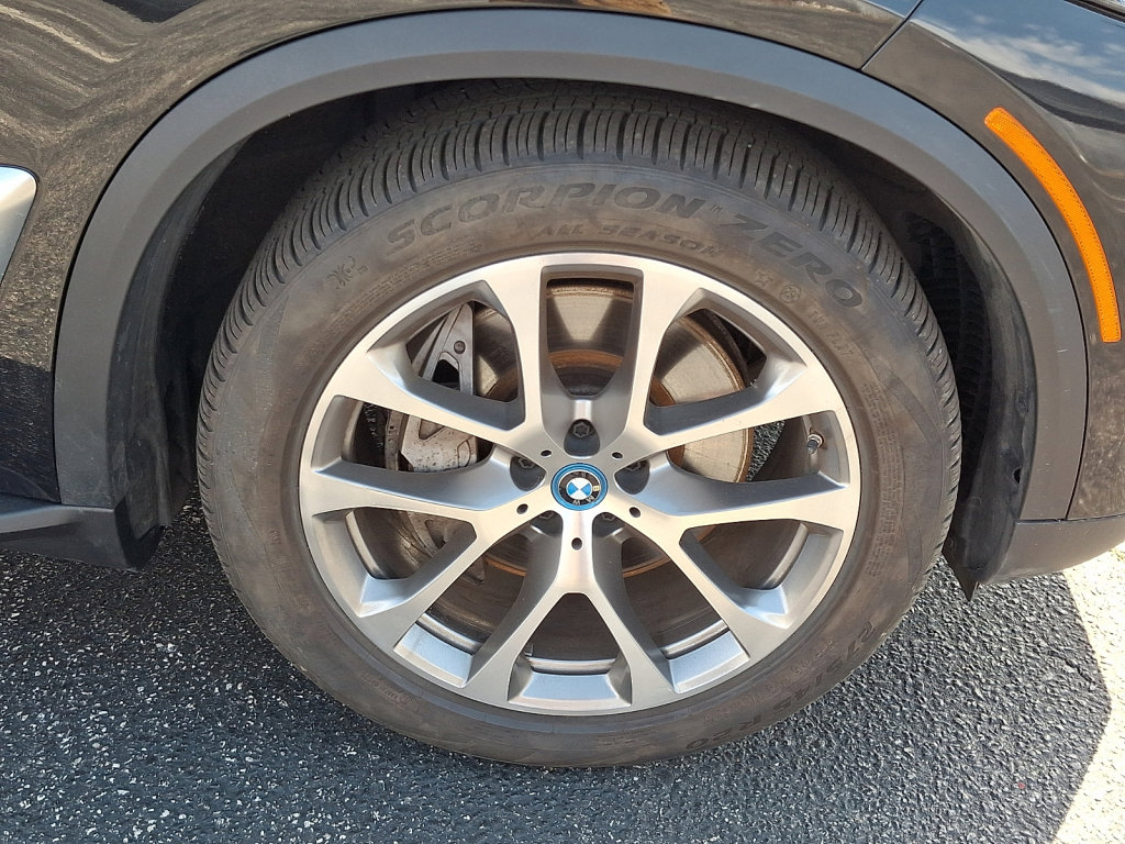 Used 2025 BMW X5 xDrive50e image 9