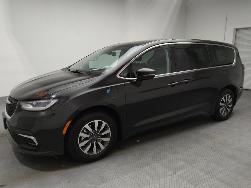 Used 2023 Chrysler Pacifica Touring-L FWD image 2