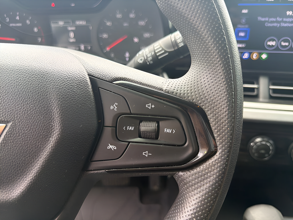 Used 2025 Chevrolet Trax LS FWD image 32