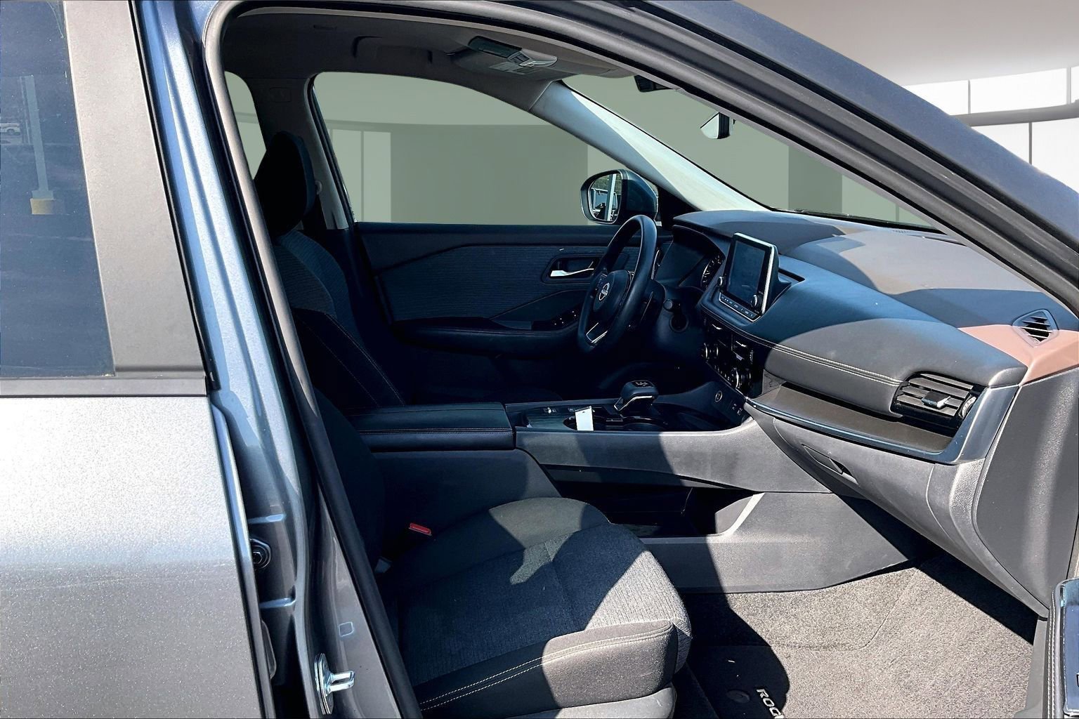 Used 2023 Nissan Rogue SV image 29