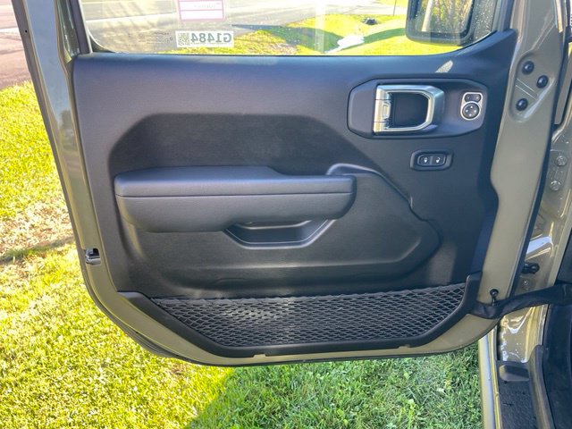 Used 2025 Jeep Wrangler Unlimited Rubicon w/ Convenience Group AWD/4WD image 14