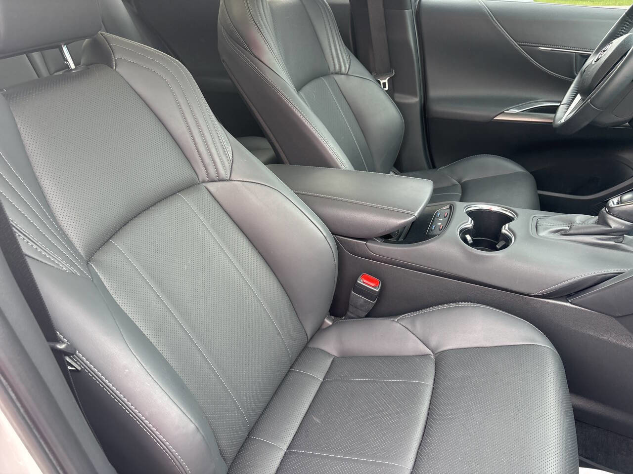 Used 2024 Toyota Venza Limited image 21