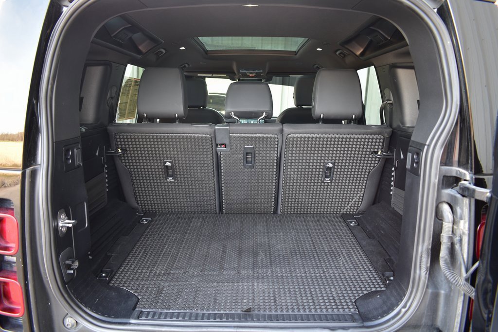 Used 2025 Land Rover Defender 110 S image 27