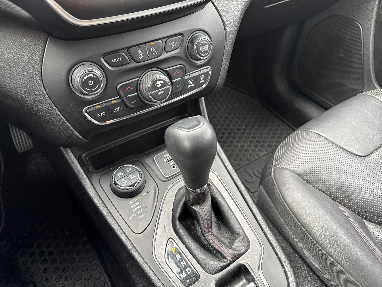 Used 2019 Jeep Cherokee Trailhawk AWD/4WD image 18