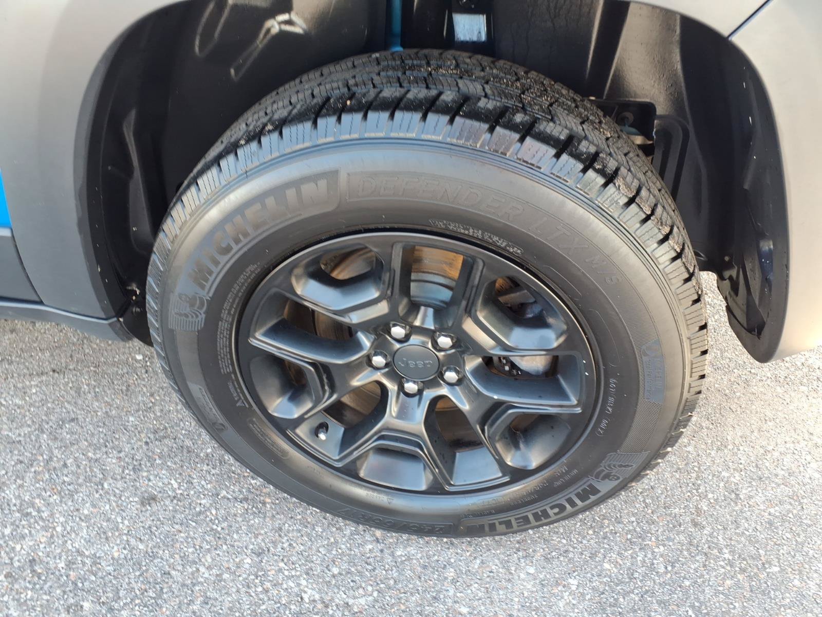Used 2019 Jeep Cherokee Trailhawk w/ Cold Weather Group AWD/4WD image 13