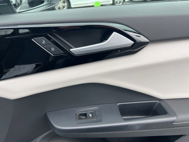 Used 2025 Volkswagen Taos S image 31