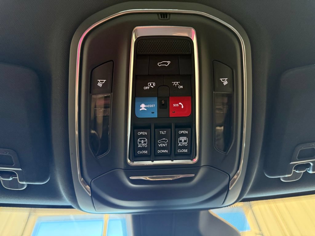 Used 2025 Jeep Grand Cherokee Limited w/ Luxury Tech Group II AWD/4WD image 50