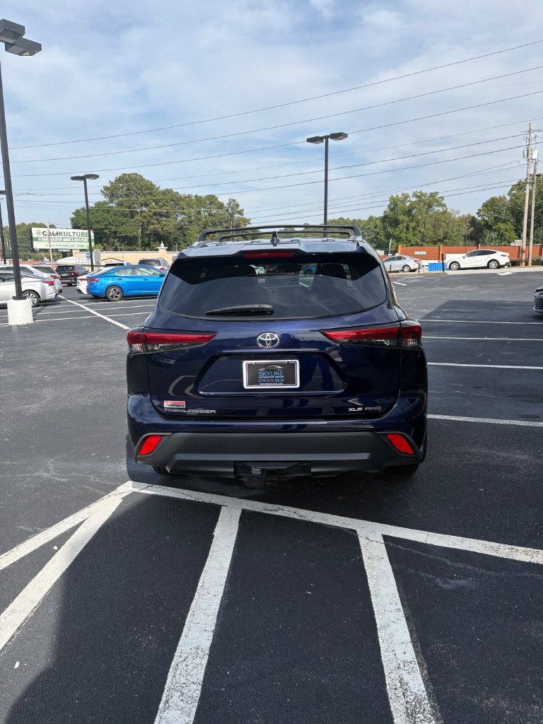 Used 2022 Toyota Highlander XLE AWD/4WD image 3
