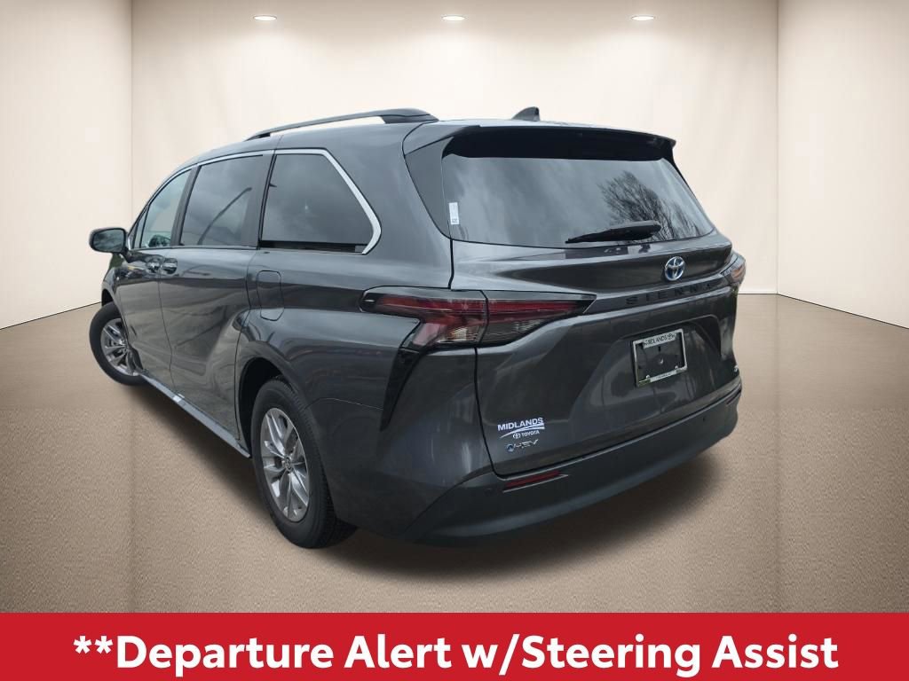 Used 2025 Toyota Sienna XLE image 6