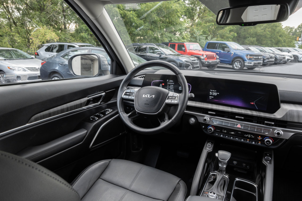 Used 2024 Kia Telluride EX w/ EX Captain's Chair Package image 24