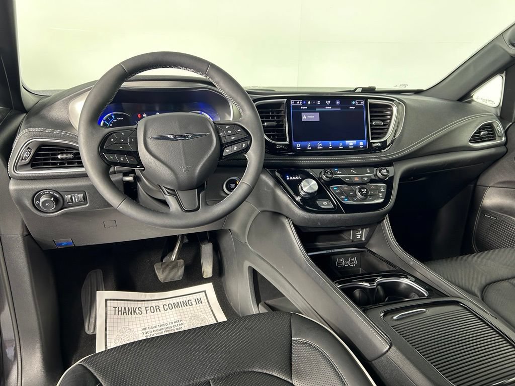 Used 2023 Chrysler Pacifica Limited w/ Uconnect Theater Family Group FWD image 20