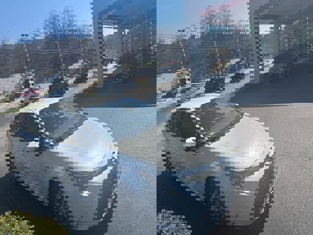 Used 2021 Toyota Corolla LE image 2