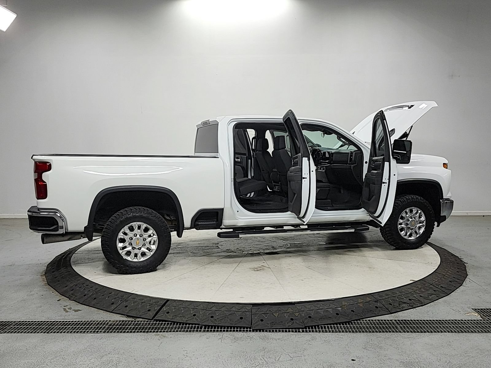 Used 2024 Chevrolet Silverado 2500 LT AWD/4WD image 16