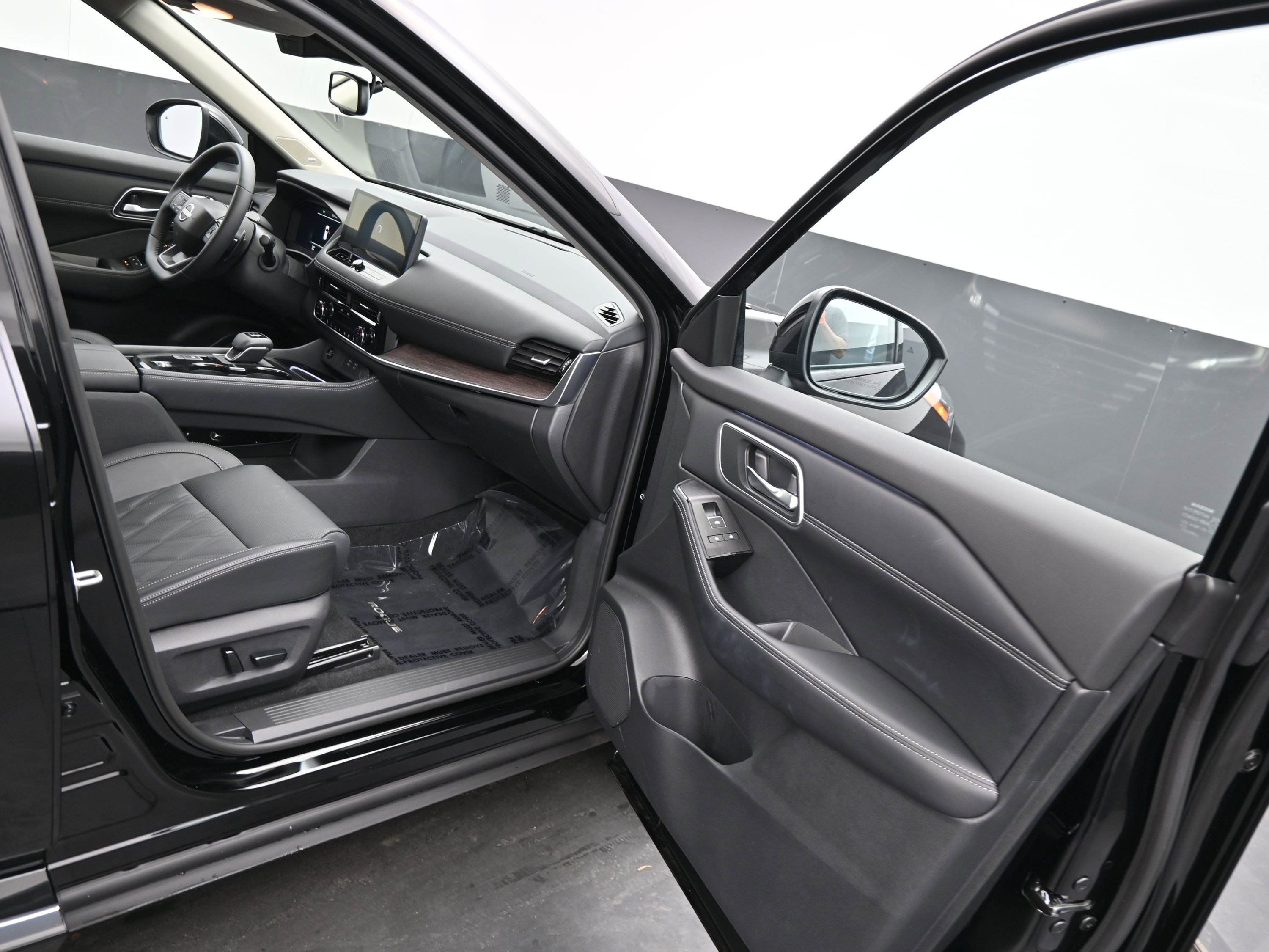 Certified 2025 Nissan Rogue Platinum w/ Tech Package image 11