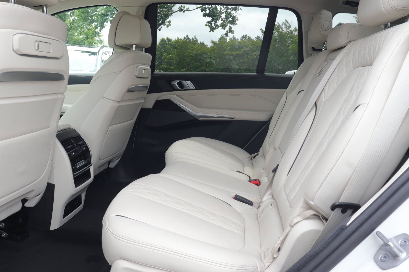 Used 2024 BMW X7 xDrive40i w/ Premium Package AWD/4WD image 12