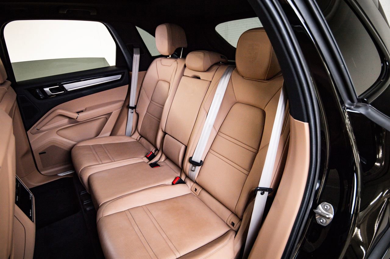 Certified 2023 Porsche Cayenne Platinum Edition image 24