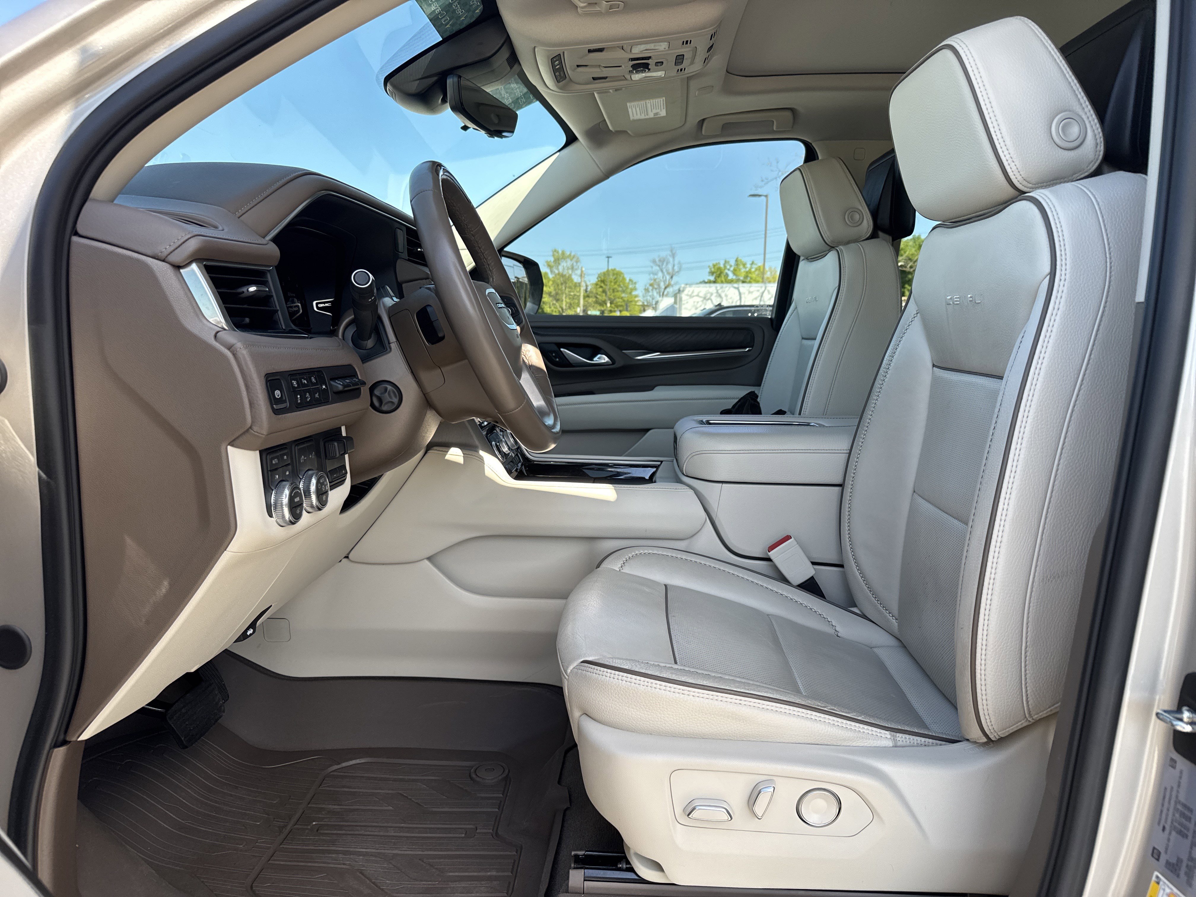Used 2024 GMC Yukon XL Denali w/ Advanced Technology Package AWD/4WD image 16