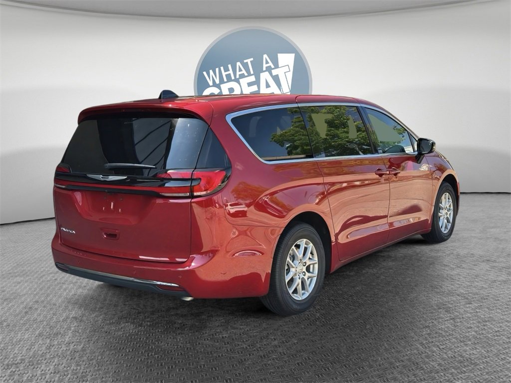 New 2026 Chrysler Pacifica Select image 32