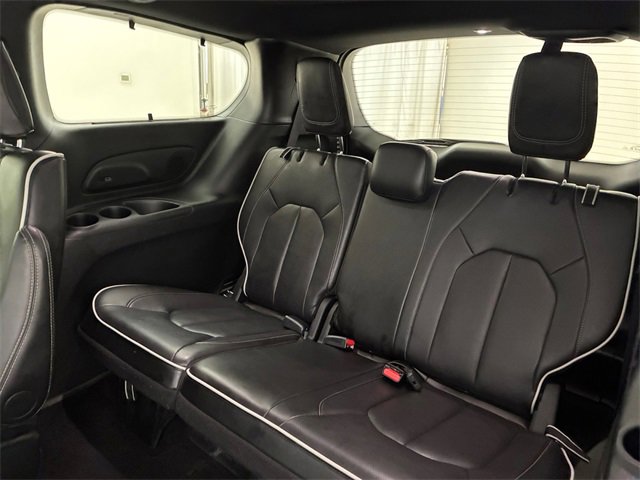 Used 2025 Chrysler Pacifica Limited image 18