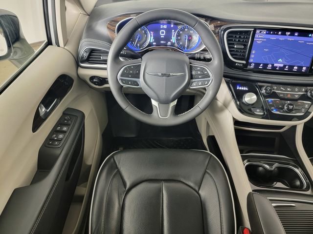 Used 2023 Chrysler Pacifica Limited AWD/4WD image 25