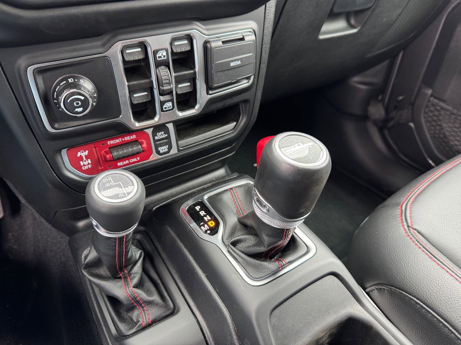 Used 2023 Jeep Gladiator Rubicon w/ Dual Top Group AWD/4WD image 26