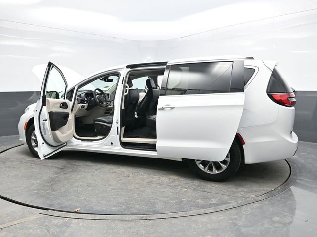 Used 2023 Chrysler Pacifica Touring-L image 38