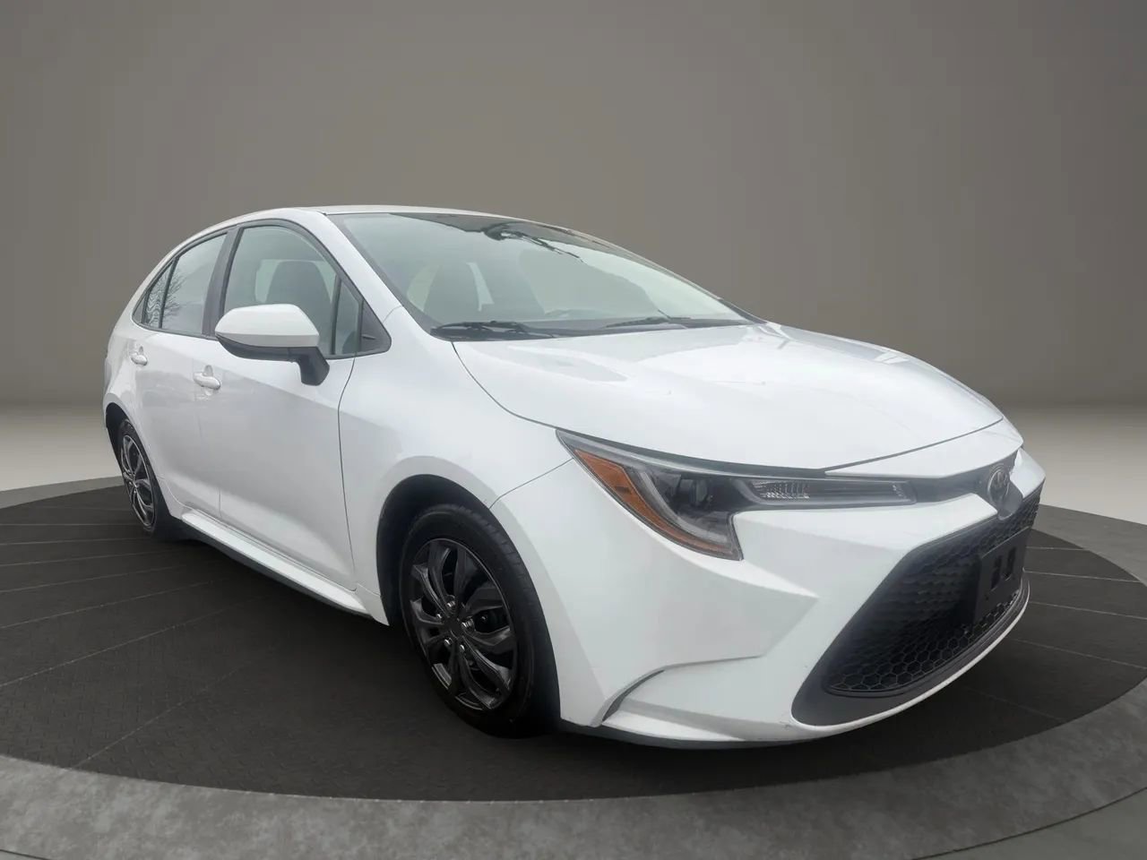 Used 2022 Toyota Corolla LE image 3