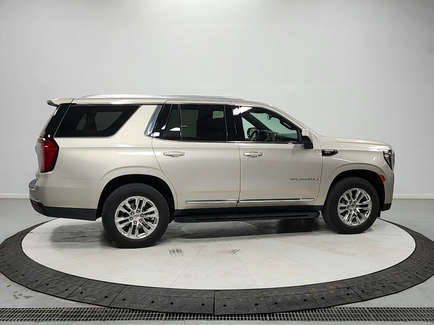 Used 2023 GMC Yukon SLT RWD image 8
