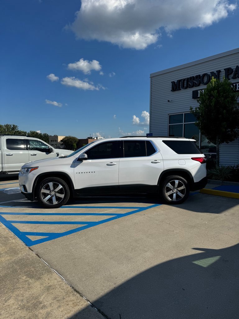 Used 2021 Chevrolet Traverse LT w/ LT Premium Package image 3