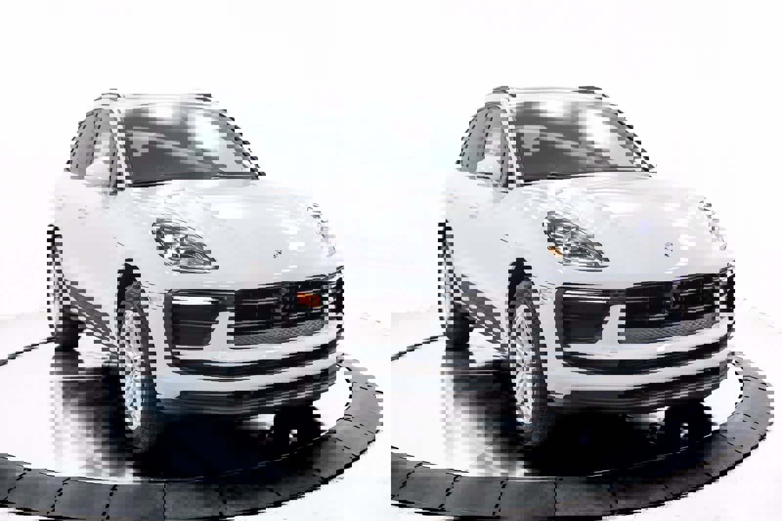 Certified 2025 Porsche Macan AWD/4WD image 9