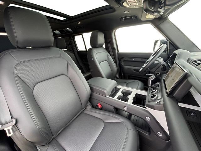 Used 2025 Land Rover Defender 110 S image 19