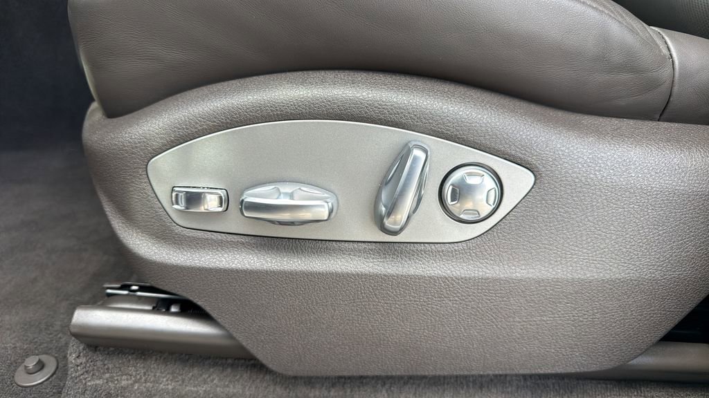 Certified 2025 Porsche Macan image 6