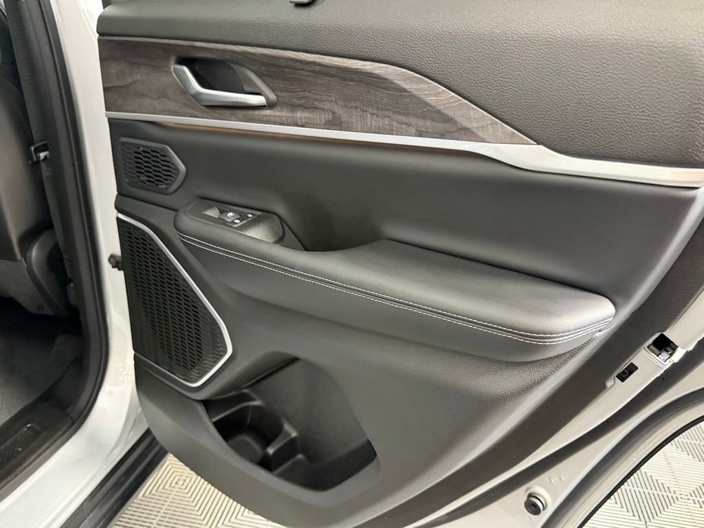 Used 2024 Jeep Grand Cherokee Limited 4xe w/ Luxury Tech Group II image 30