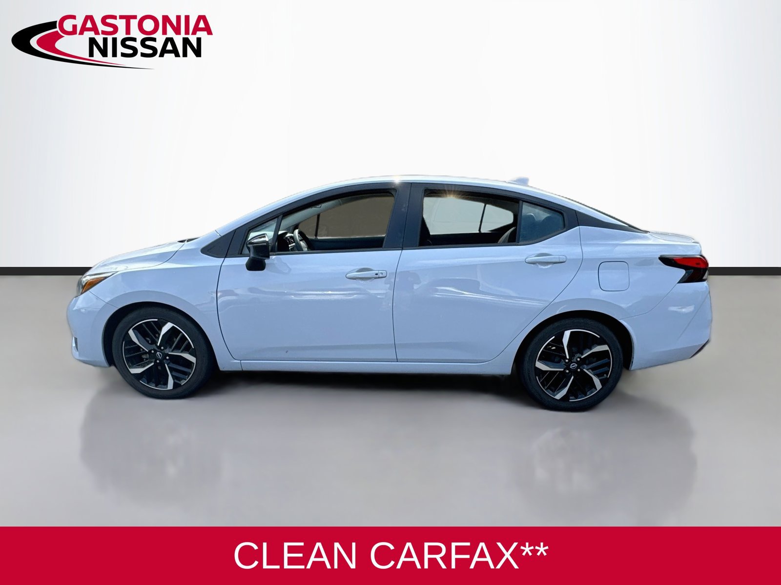 Used 2024 Nissan Versa SR FWD image 5