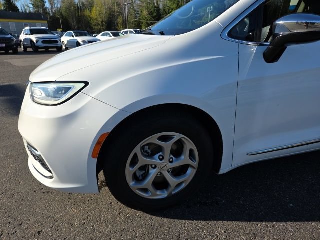 Used 2023 Chrysler Pacifica Limited FWD image 34