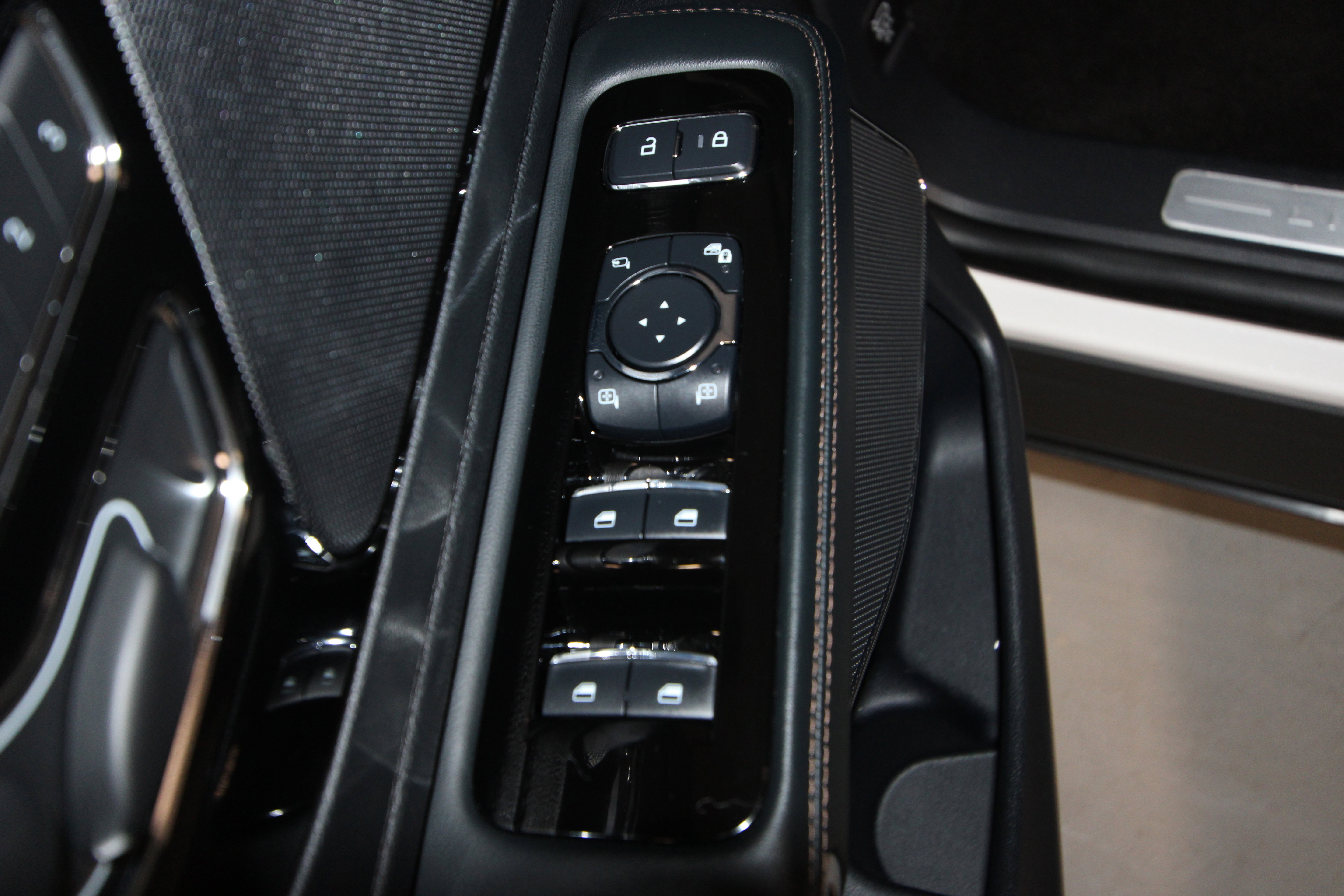 New 2026 Lincoln Aviator AWD w/ Jet Appearance Package image 5