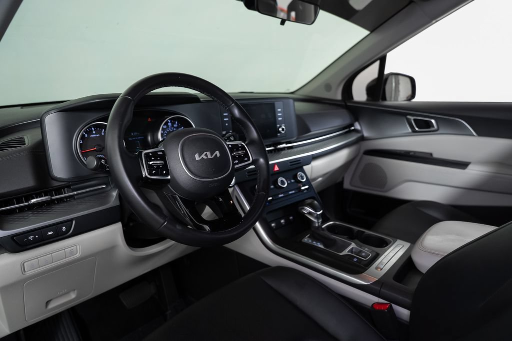 Used 2023 Kia Carnival LX FWD image 25
