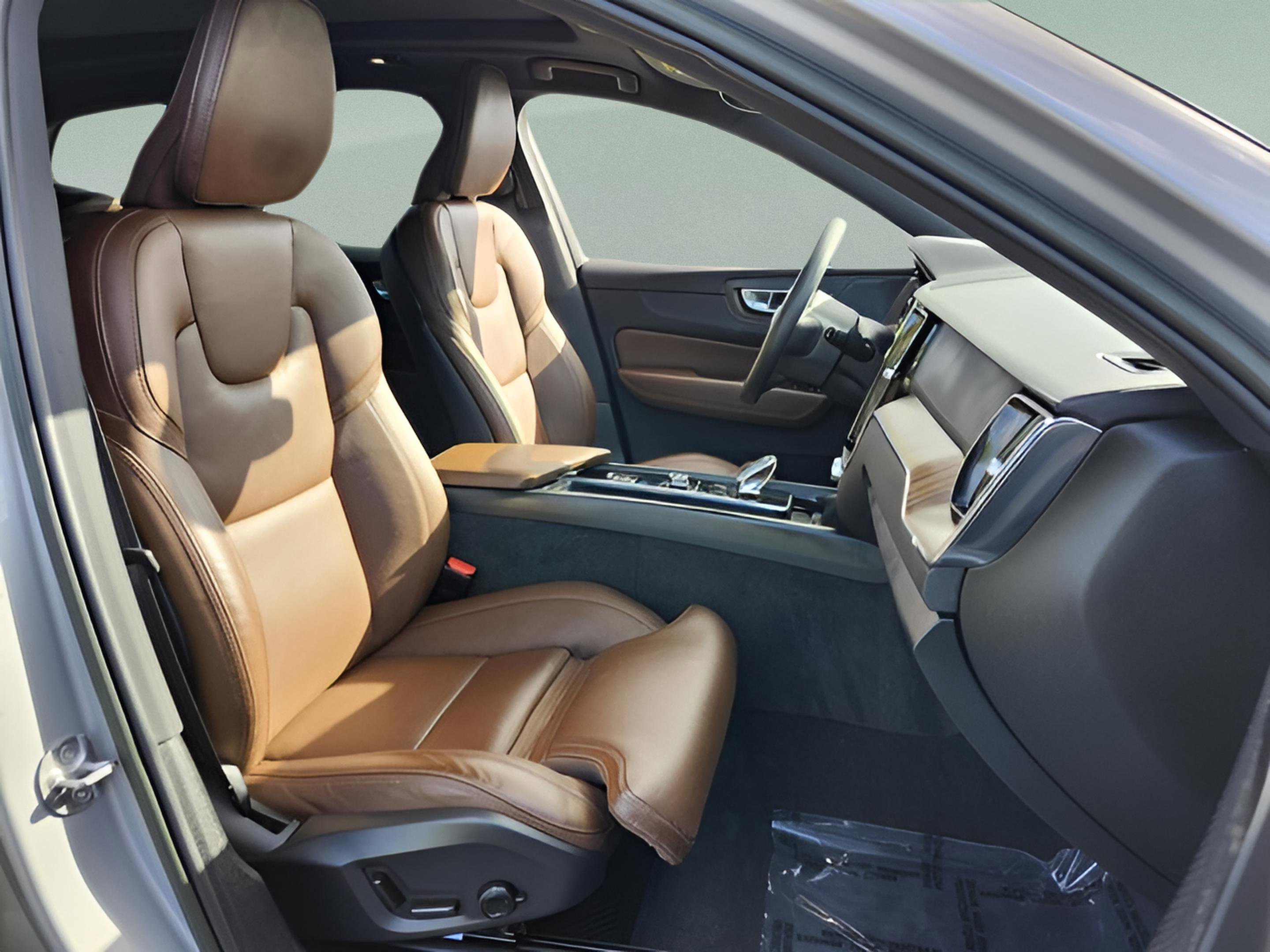 Used 2022 Volvo XC60 B5 Inscription w/ Advanced Package image 16