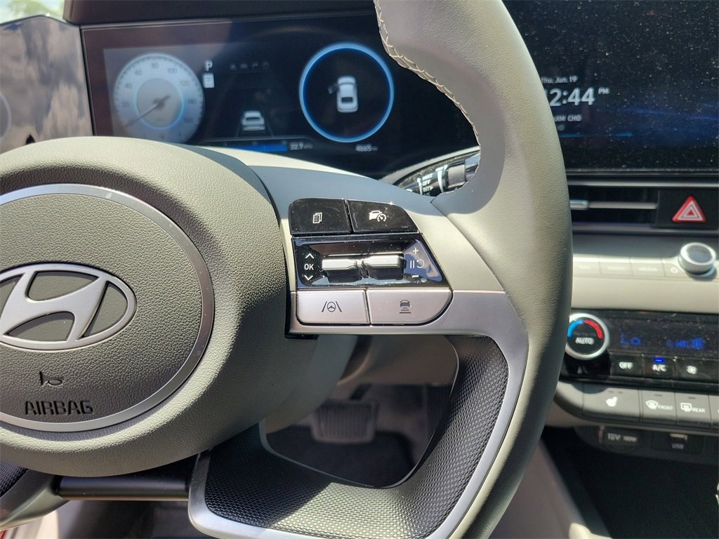 Used 2025 Hyundai Elantra SEL image 14