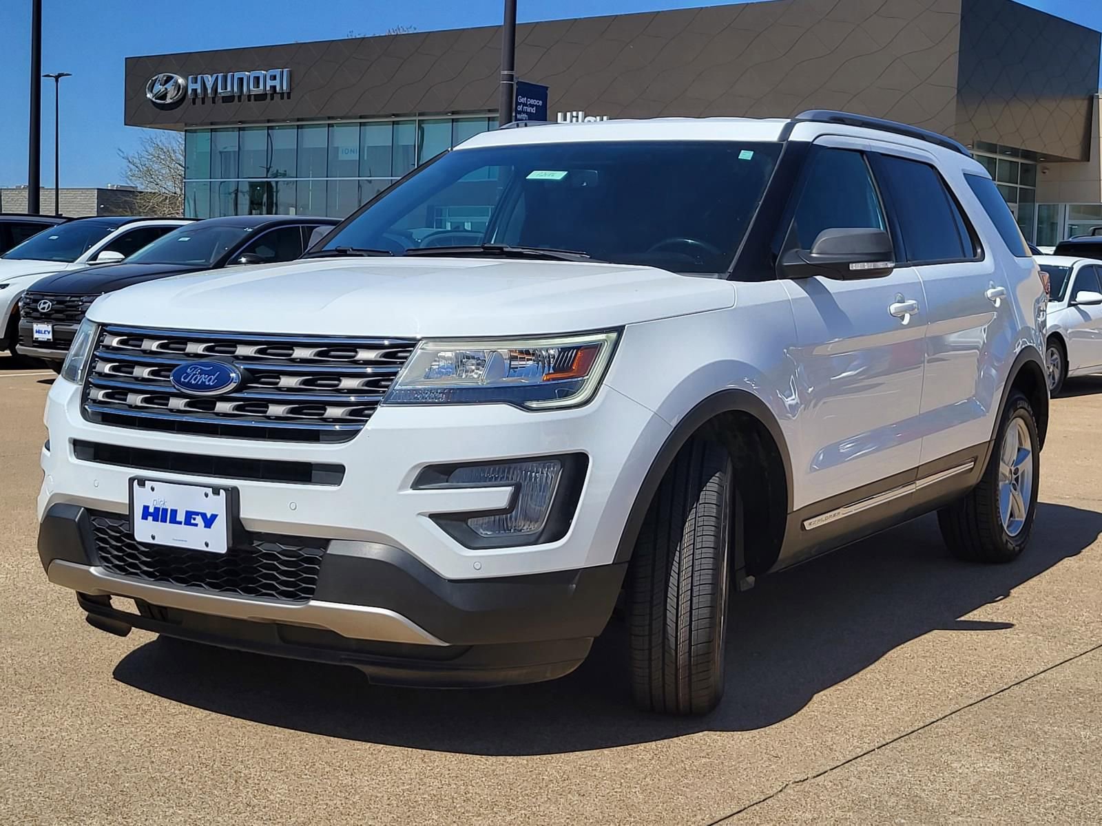 Used 2017 Ford Explorer XLT w/ Equipment Group 202A image 2