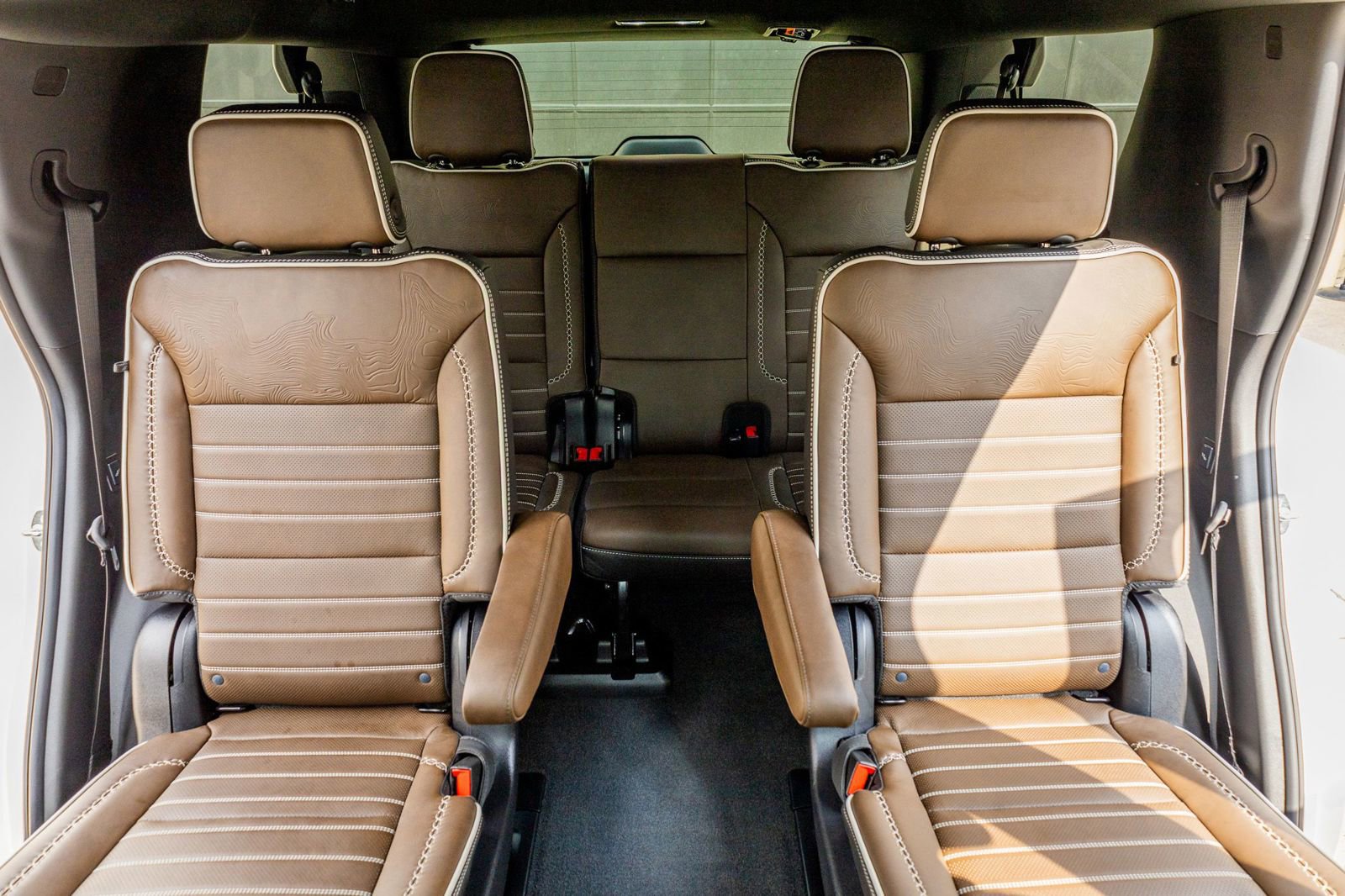 Used 2025 GMC Yukon Denali Ultimate w/ LPO, Floor Liner Package AWD/4WD image 36