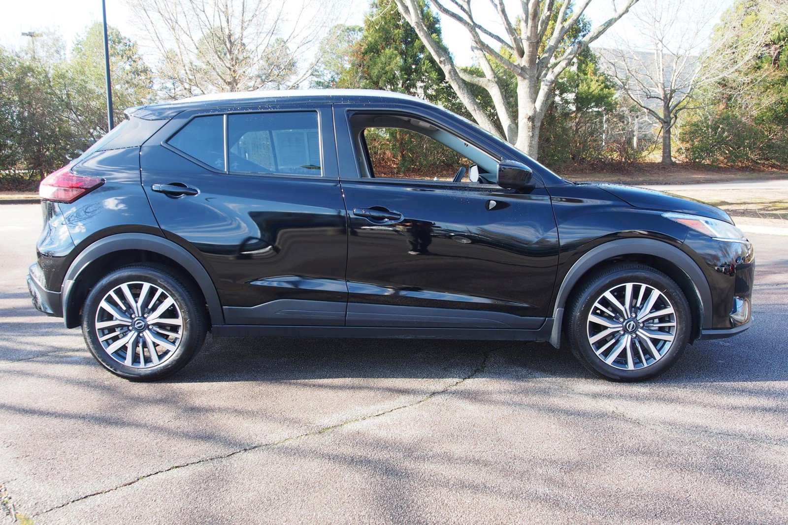 Used 2023 Nissan Kicks SV image 8