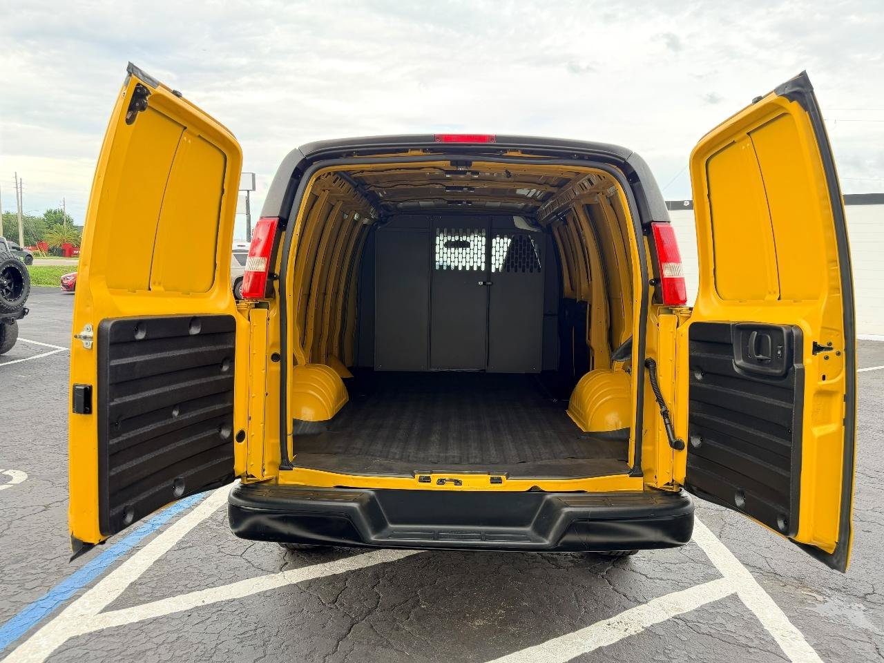 Used 2020 Chevrolet Express 2500 RWD image 7