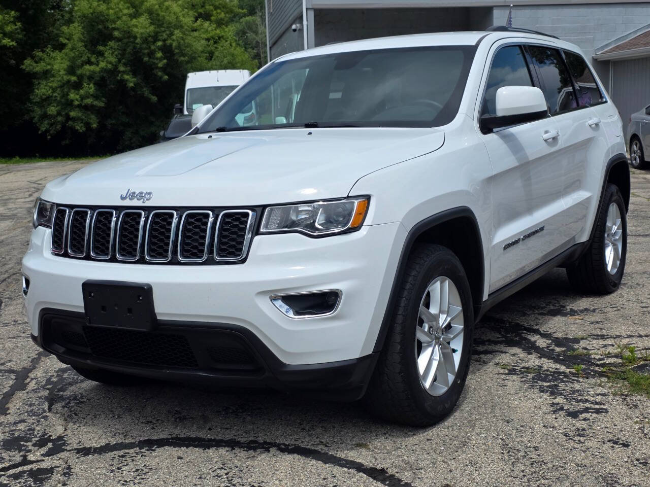 Used 2017 Jeep Grand Cherokee Laredo w/ Quick Order Package 23E AWD/4WD image 3