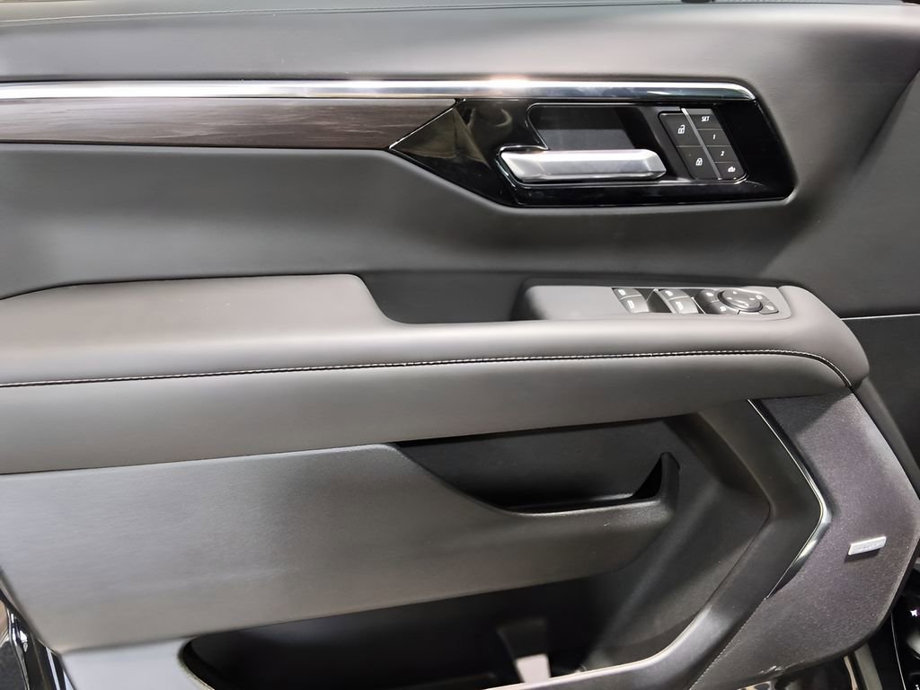 Used 2026 Chevrolet Suburban Z71 w/ Comfort Package image 14