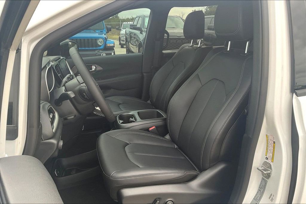 New 2026 Chrysler Pacifica Select FWD image 24