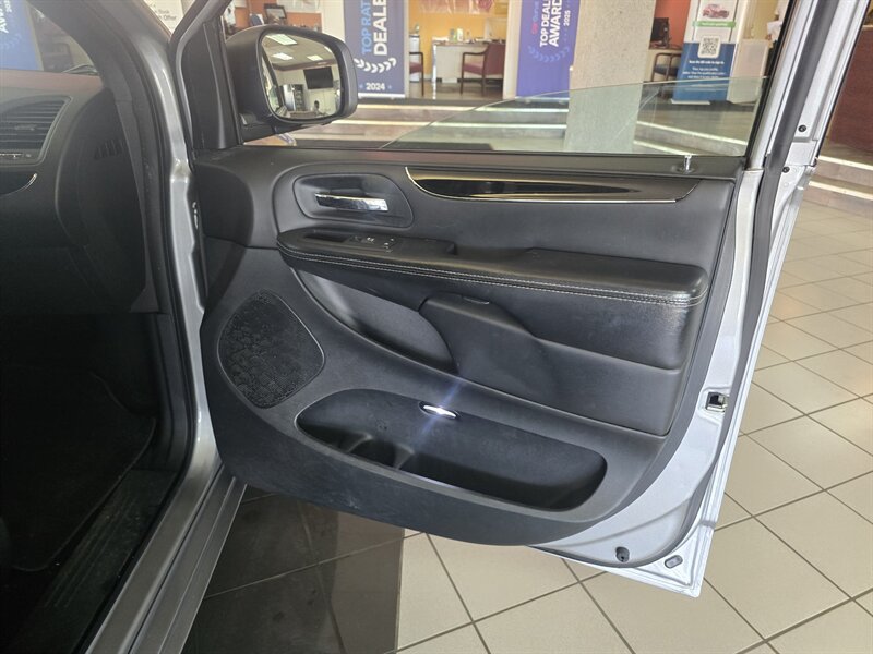 Used 2017 Dodge Grand Caravan SE FWD image 13