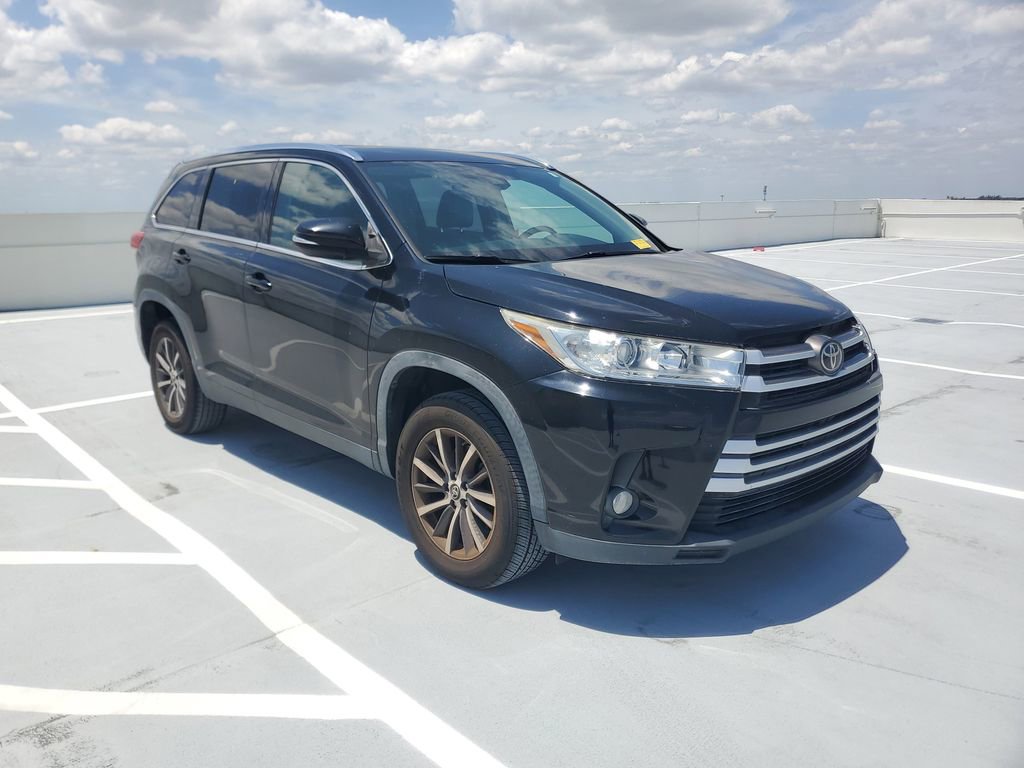 Used 2019 Toyota Highlander XLE FWD image 2