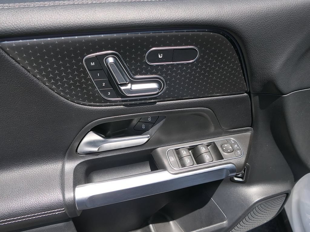 Used 2025 Mercedes-Benz GLB 250 4MATIC image 14