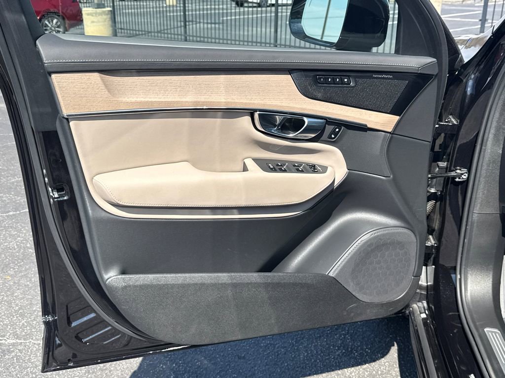 Used 2025 Volvo XC90 B6 Ultra w/ Lounge Package image 11